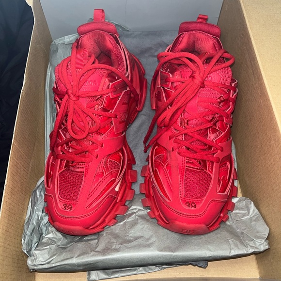 These are in a 39 men’s (6 US in men’s) Balenciaga track runners RED - Picture 4 of 8